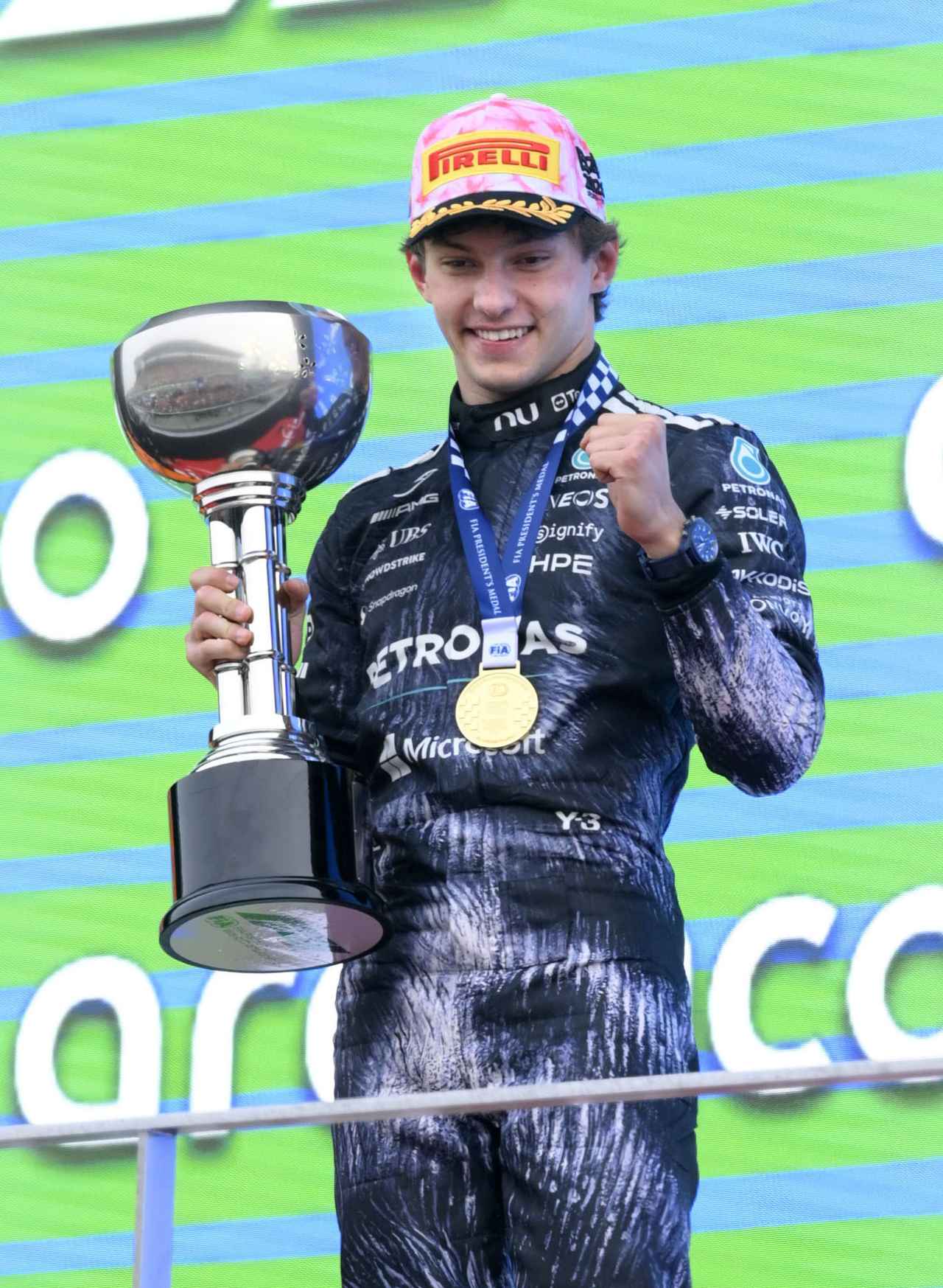 画像: ２勝目のアントネッリ Ｆ１日本ＧＰ決勝 　今季２勝目を挙げ、ガッツポーズするメルセデスのキミ・アントネッリ＝鈴鹿サーキット