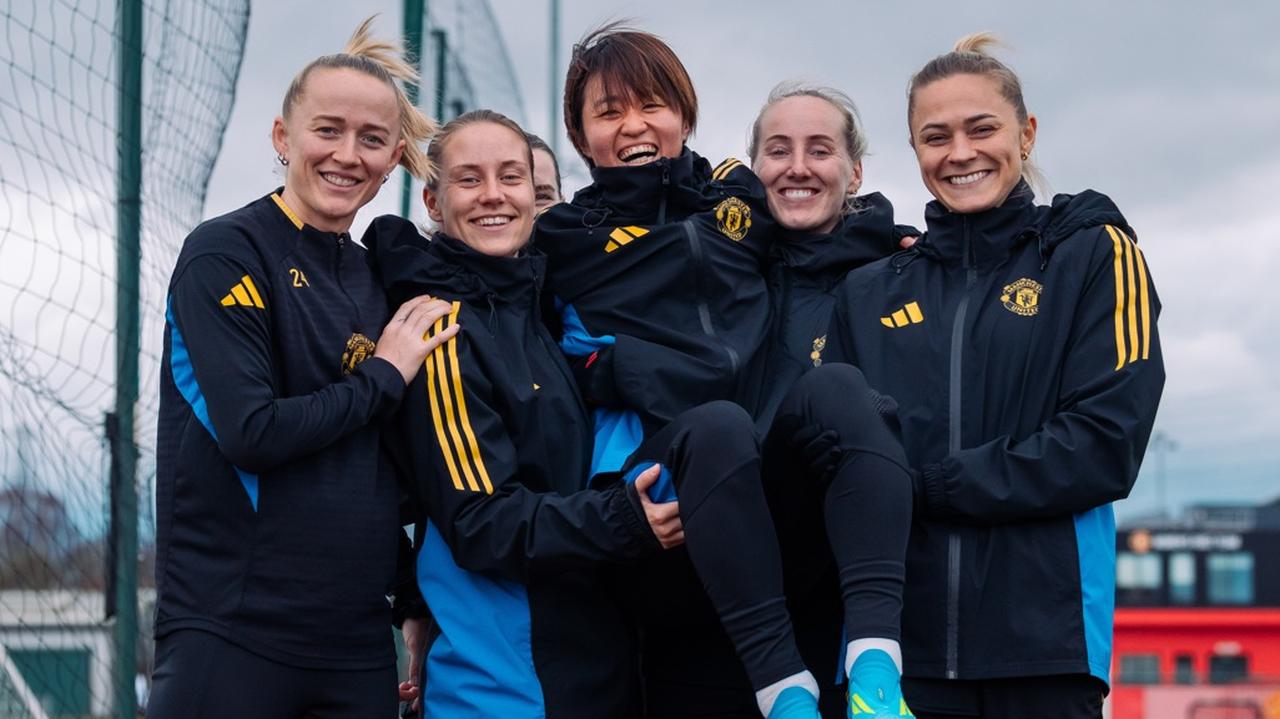 画像: 「愛されてる」「素敵」「スーパースター帰還」アジア制覇のなでしこ選手たち、海外チーム帰還で感動的シーンが話題 - Qoly-Sports＆the Style