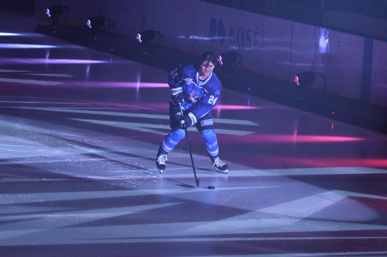 画像: 華麗なパス回しからシュートまでの流れを選手たちは披露。ゴールが決まると会場からは拍手が…。