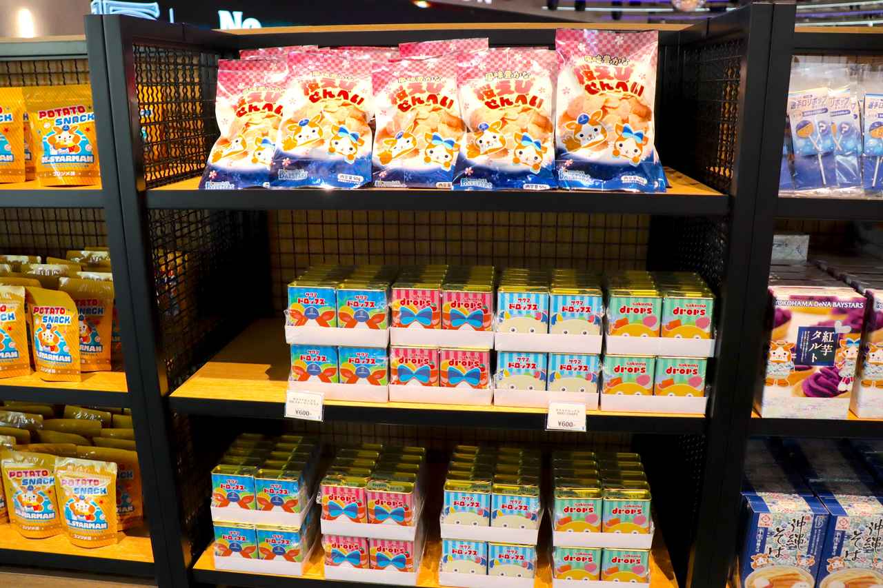 画像: おみやげにも最適なお菓子もラインナップ充実！　（今年のおすすめは）「ベイスターズのサクマドロップスです。『THE LIVE』オープンに合わせて一新したパッケージもかわいらしいですし、認知度も高いアイテムなので非常に人気が出るんじゃないかなと思っています」（鹿内さん）