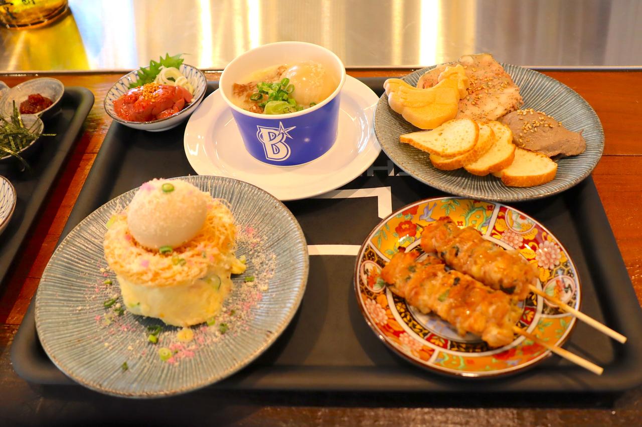 画像: 横浜・野毛から生まれた焼鳥居酒屋「吟味シテ醸ス」では、「横浜で1日300杯売れるベイスターズコラボ塩煮込み（味玉入り）」が登場