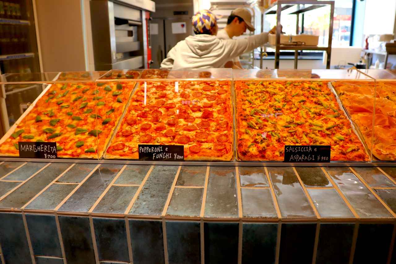 画像: 横浜のピザの名店「ヘクトパスカル」監修の新ブランド「PIZZA ザーザーザン」では、片手で食べやすい四角いピザ常時6種類を提供　※メニューは季節によって変更