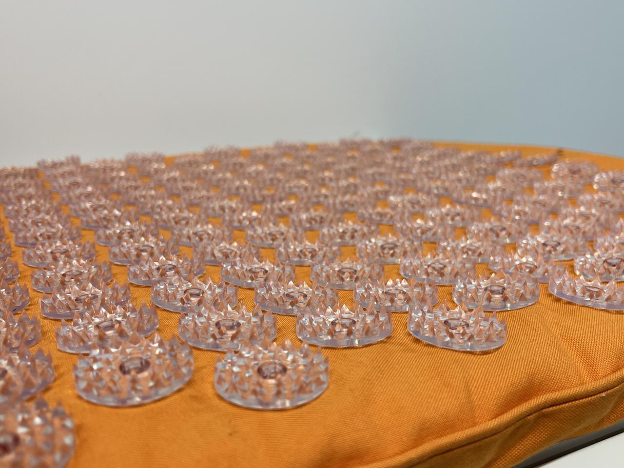 画像: マットレスに敷き詰められたトゲが体を刺激してくれる