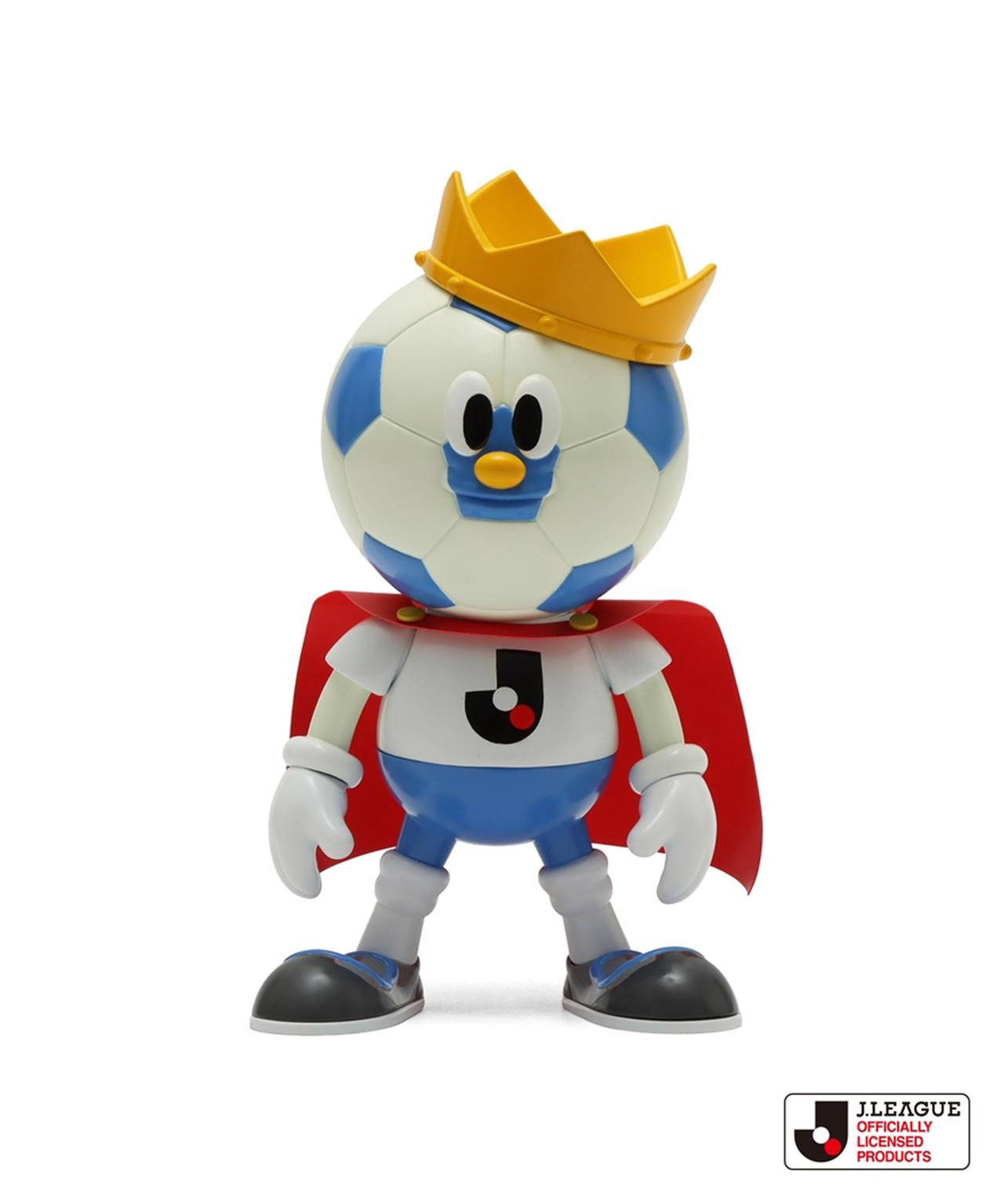 画像5: atmos×Jリーグの初コラボアパレルが実現！なぜか「Jリーグキング」のソフビフィギュアも登場…後ろ姿もかわいい