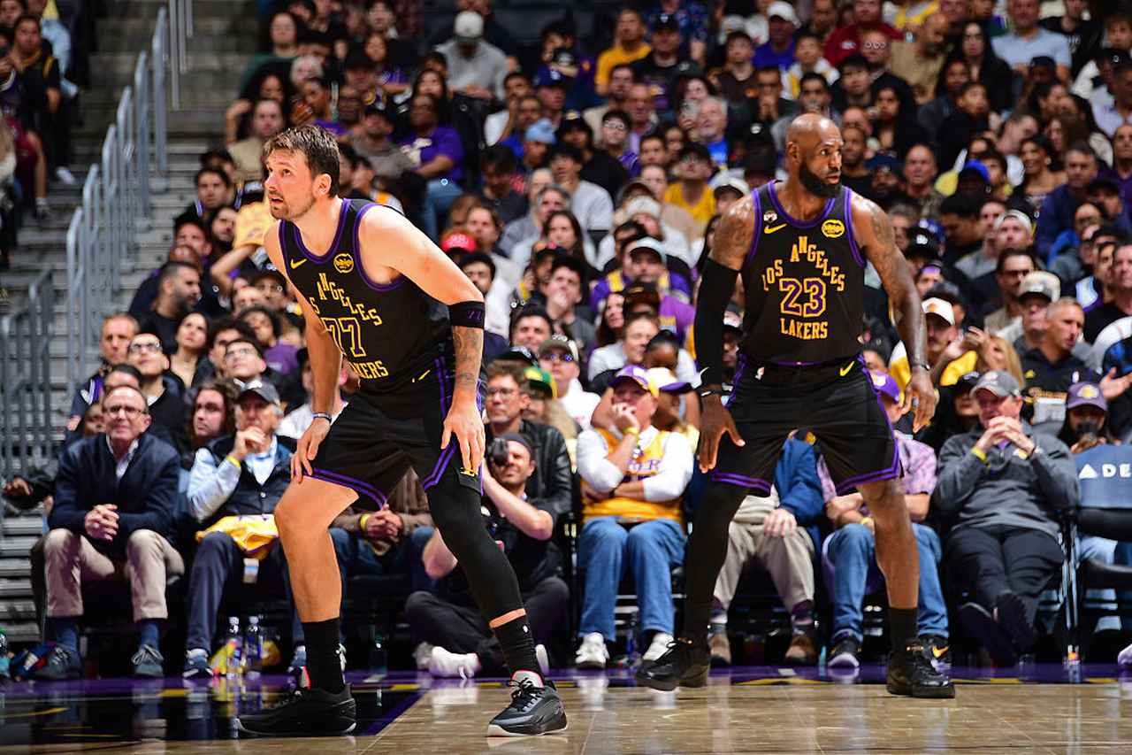 画像: ルカ・ドンチッチ＆レブロン・ジェームズ（ロサンゼルス・レイカーズ）©2026 NBAE　撮影：Adam Pantozzi/NBAE via Getty Images