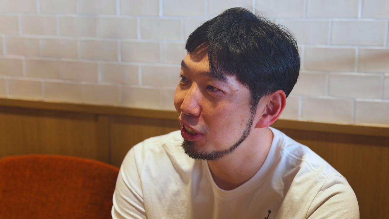 画像: インタビューを受ける松井啓十郎さん