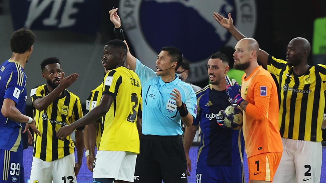 画像: 「敵は日本チームではなく、審判だった…判定がひどかった」町田ゼルビアにACLE準々決勝で負けたコンセイソン監督、中国人主審を酷評 - Qoly-Sports＆the Style