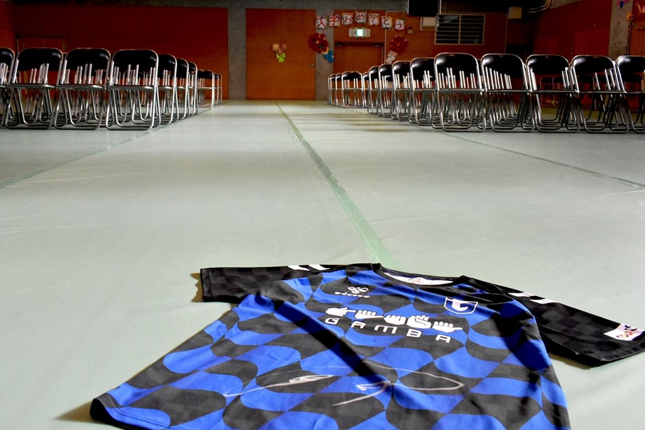 画像6: 『子どもたちの笑顔に』 hummel、ガンバ大阪とともに「手話シャツ」寄付で聴覚障がい者支援！