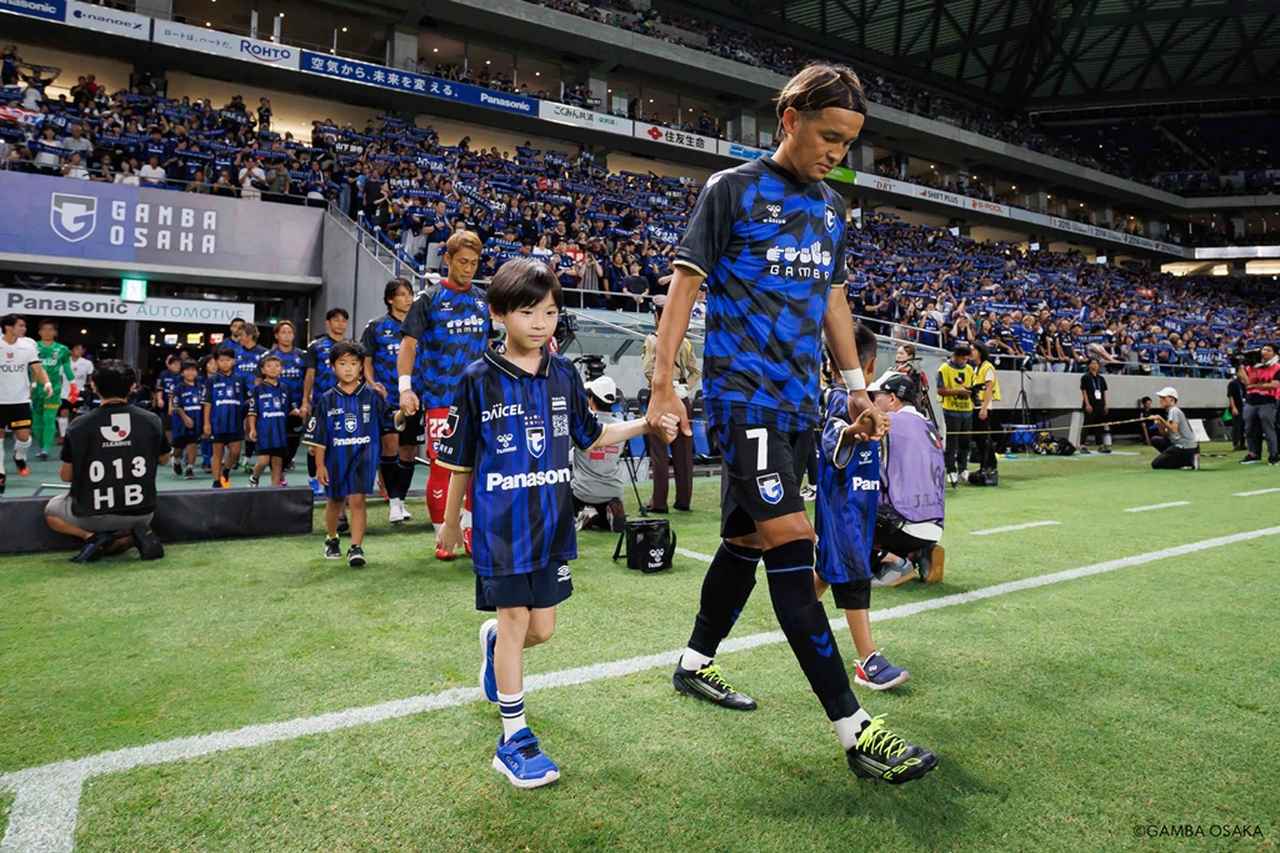 画像1: 『子どもたちの笑顔に』 hummel、ガンバ大阪とともに「手話シャツ」寄付で聴覚障がい者支援！