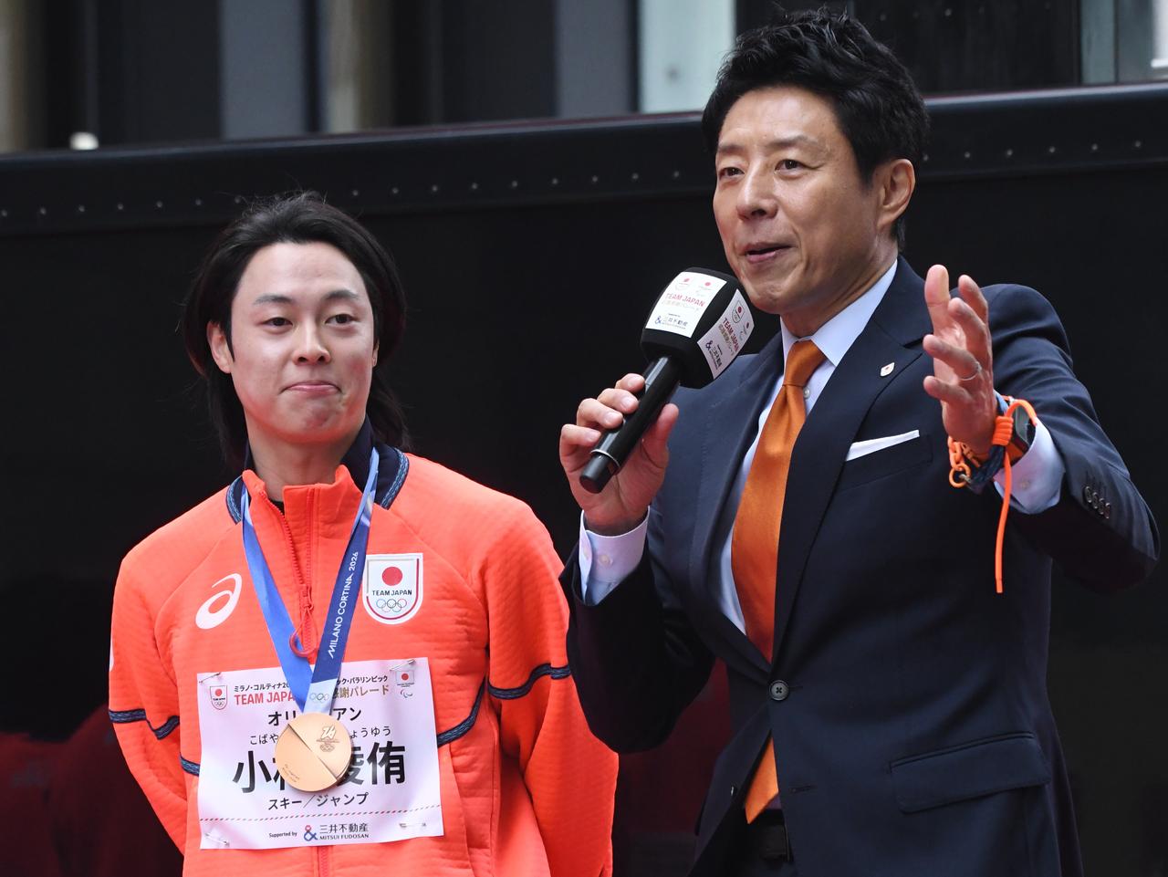 画像: 感極まった表情を見せつつ、インタビューを進行する松岡氏