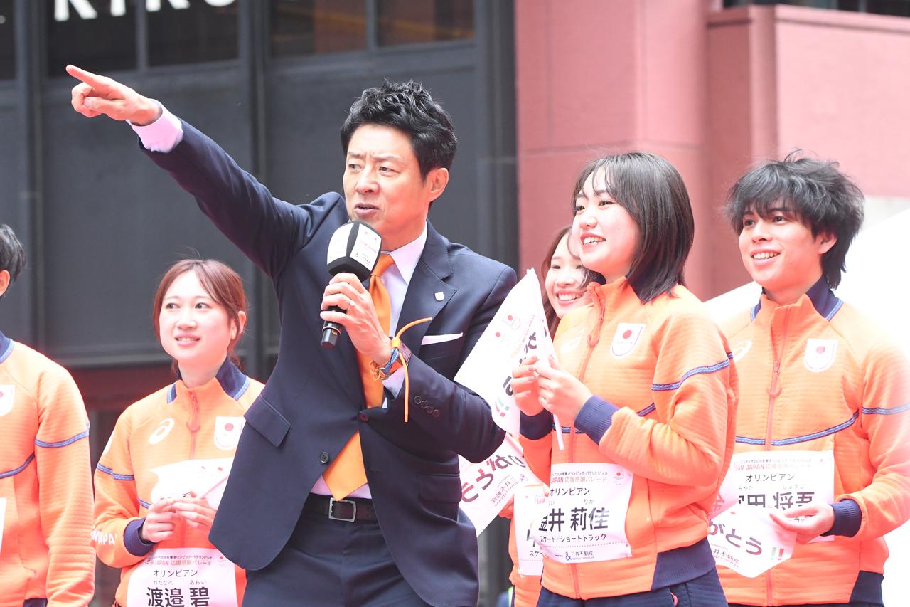 画像: 「松岡さん大ファン」で、緊張した様子の金井莉佳選手（スケートショートトラック）に、「TEAM JAPANコール」のアドバイスをする松岡氏。