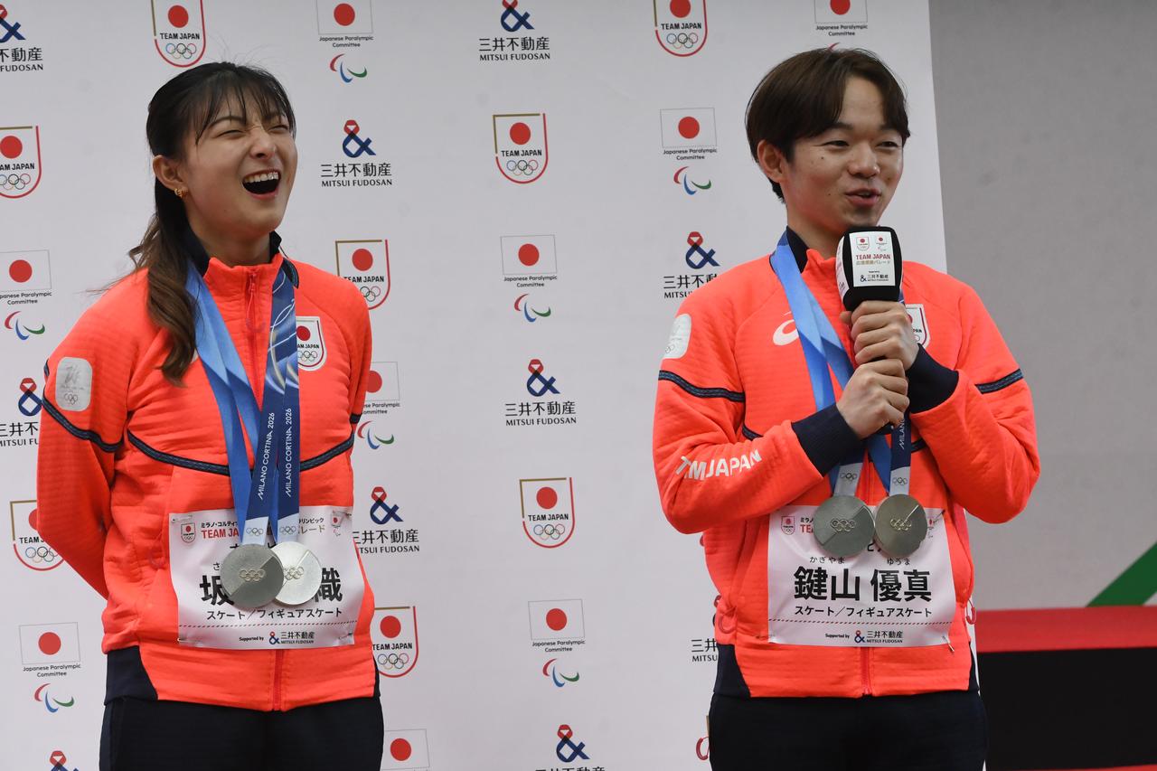 画像: パレード終了後の記者会見で、自身を褒め称える鍵山選手のコメントに照れ笑いを見せる坂本選手