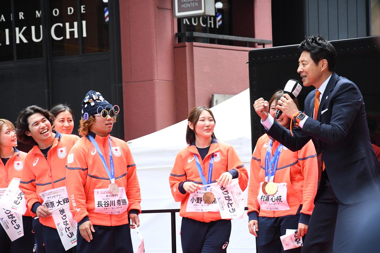 画像: 若く、ノリの良い選手たちと、「らしさ」溢れる熱のこもったMCを展開する松岡氏。