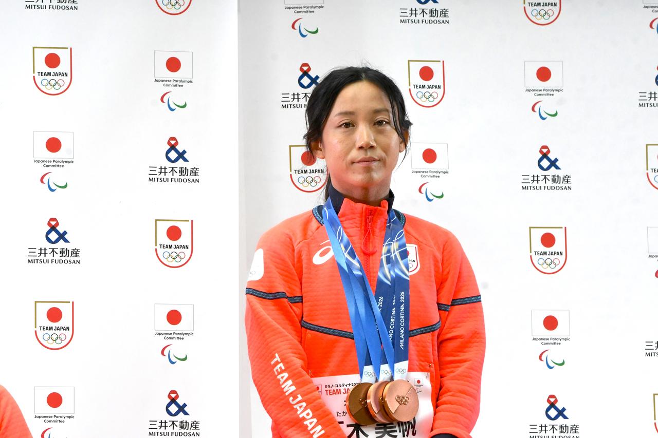 画像: セレモニー終了後の会見で、写真撮影に応じる高木美帆