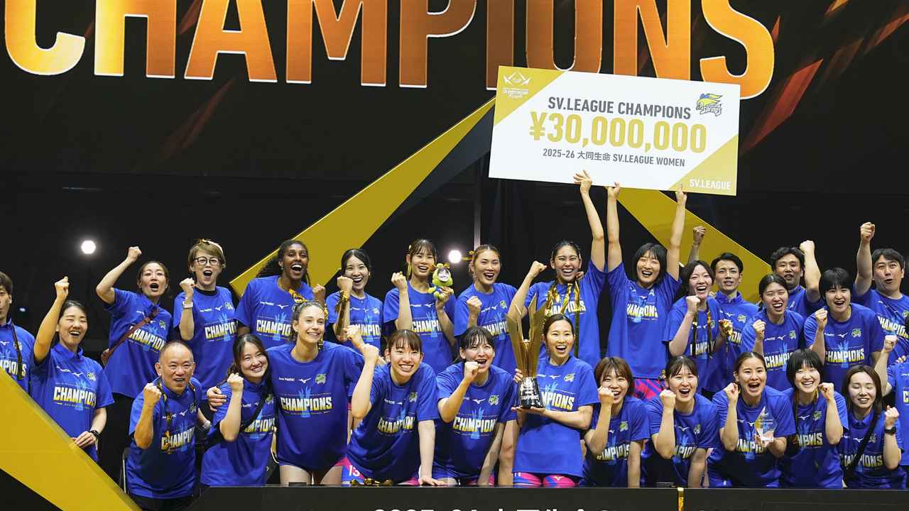 画像: ポーズとるＳＡＧＡ久光 バレーＳＶリーグ女子決勝 　初優勝を果たしてポーズをとるＳＡＧＡ久光の選手ら＝横浜ＢＵＮＴＡＩ（共同）
