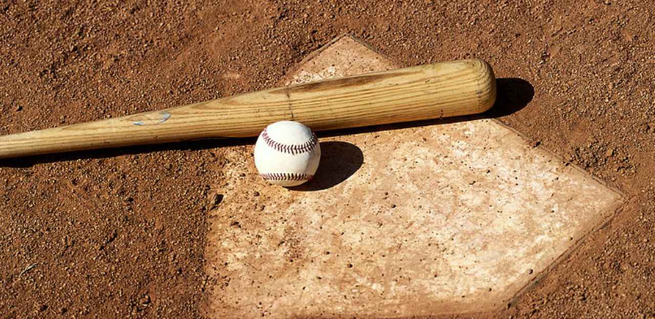 画像: プロ野球、バット頭部直撃の球審が緊急手術 「恐ろしい瞬間…野球界は審判の安全対策を改善する必要」と海外でも物議 - Qoly-Sports＆the Style