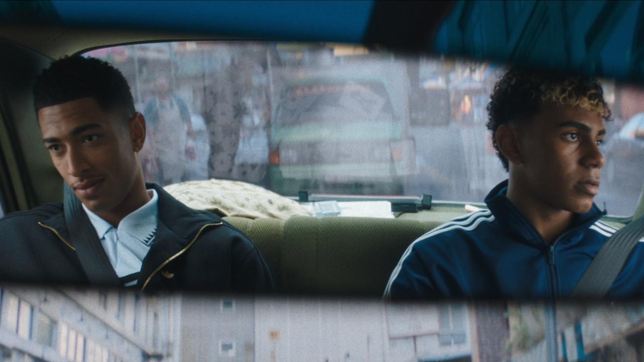 画像: 車内で険悪そうなジュード・ベリンガムとラミン・ヤマル