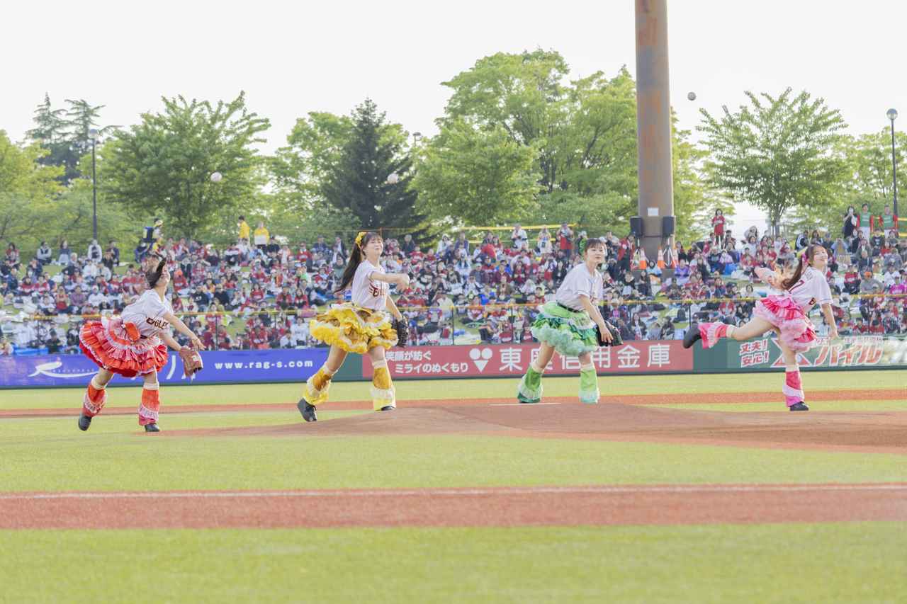 画像9: 楽天『東北シリーズ』に青森のご当地アイドル、りんご娘が登場!ライブパフォーマンスとセレモニアルピッチで球場を沸かせる
