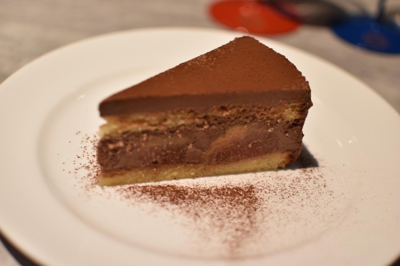 画像: 筆者撮影:「チョコレートムースと季節のフルーツ」 ブランデーを使ったスポンジと口の中でとろけるチョコレートの甘味。イチジクの歯応えが印象的なスイーツがディナーを締めくくる。