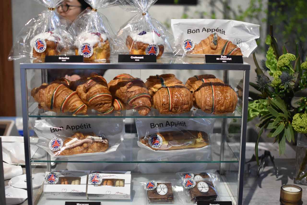 画像: 筆者撮影:パリ発のLa Brûlerie Belleville(ベルヴィル)が手がけたスペシャルティコーヒーや、Maison Kayser(メゾン・カイザー)による出来たてのパンも。鮮やかなトリコロールカラーが一際目を惹く。