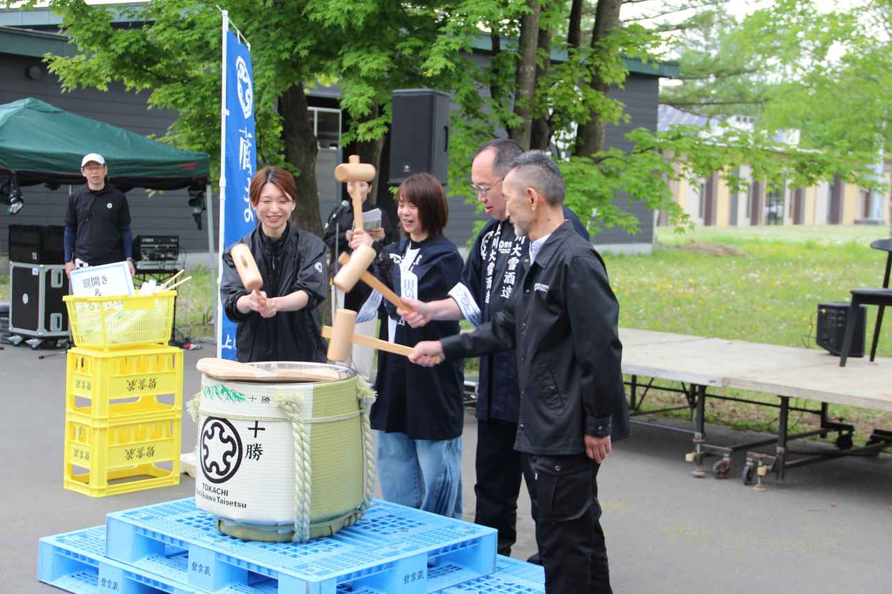 画像: 鏡開きを行う、髙木菜那さんと川端総杜氏、安藤杜氏、山根副杜氏