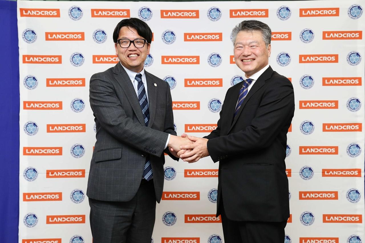 画像: 水戸ホーリーホックの小島耕代表取締役社長（左）と日立建機の先崎正文執行役社長兼COO（右）