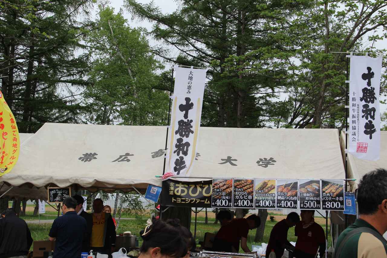 画像: 髙木さんも味わった 網走ちゃんぽん(左)や十勝和牛の串。「網走ちゃんぽん」は北海道のご当地グルメで、網走産のシジミやホタテの出汁が生み出す、濃厚な旨味が特徴だ。長崎県雲仙市と網走市のコラボレーションにより実現した。