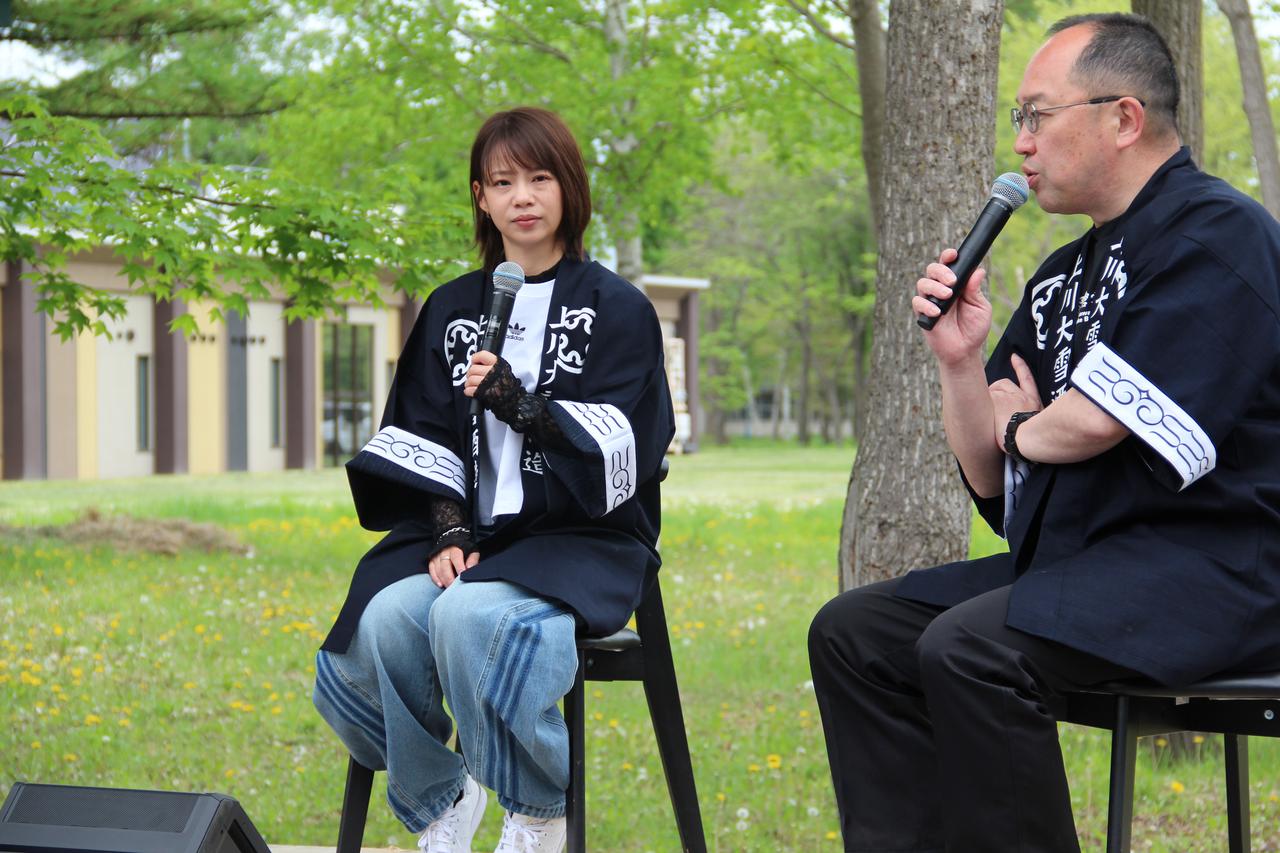 画像: 髙木菜那さん(左)と川端慎治総杜氏 へ(右)によるトークショー 。日本酒にまつわるエピソードやプライベートの話題で盛り上がりを見せた。