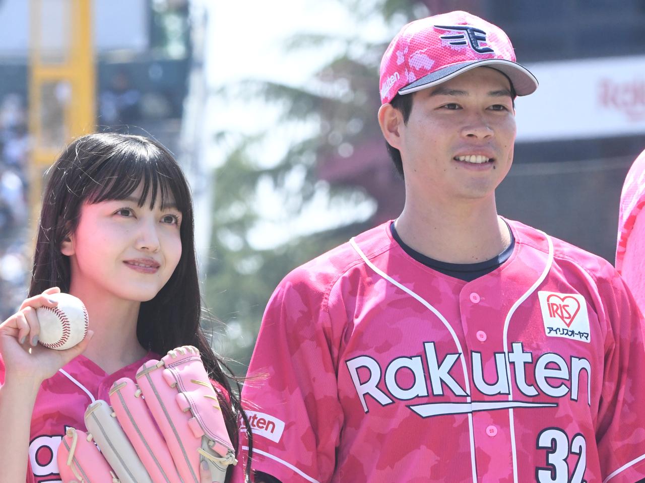 画像: サードユニフォームを纏う中島大輔選手（右）と久保史緒里さん