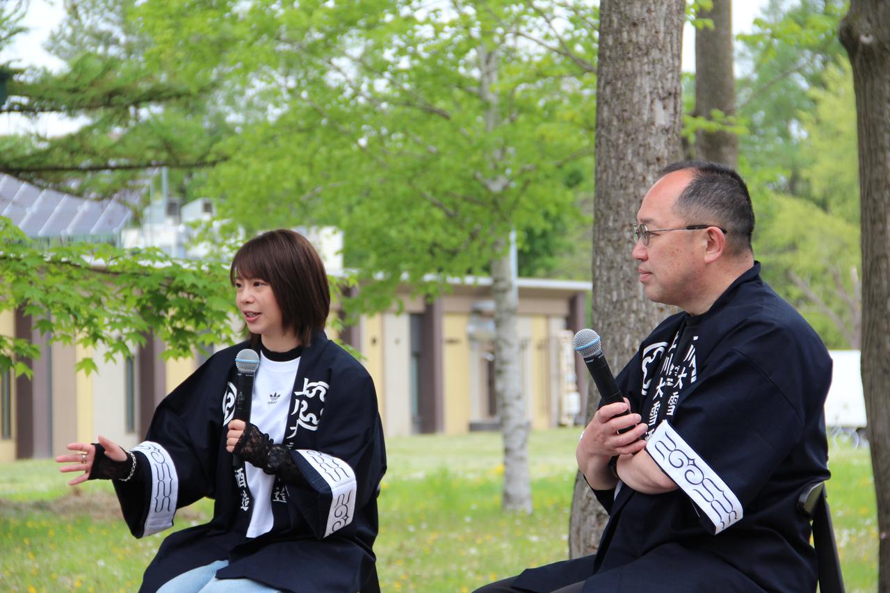 画像: 酒蔵見学を終えた髙木菜那さん(左)は、上川大雪酒造の副社長兼総杜氏・川端慎治氏(右)とのトークショーに臨み、来場者を盛り上げた。