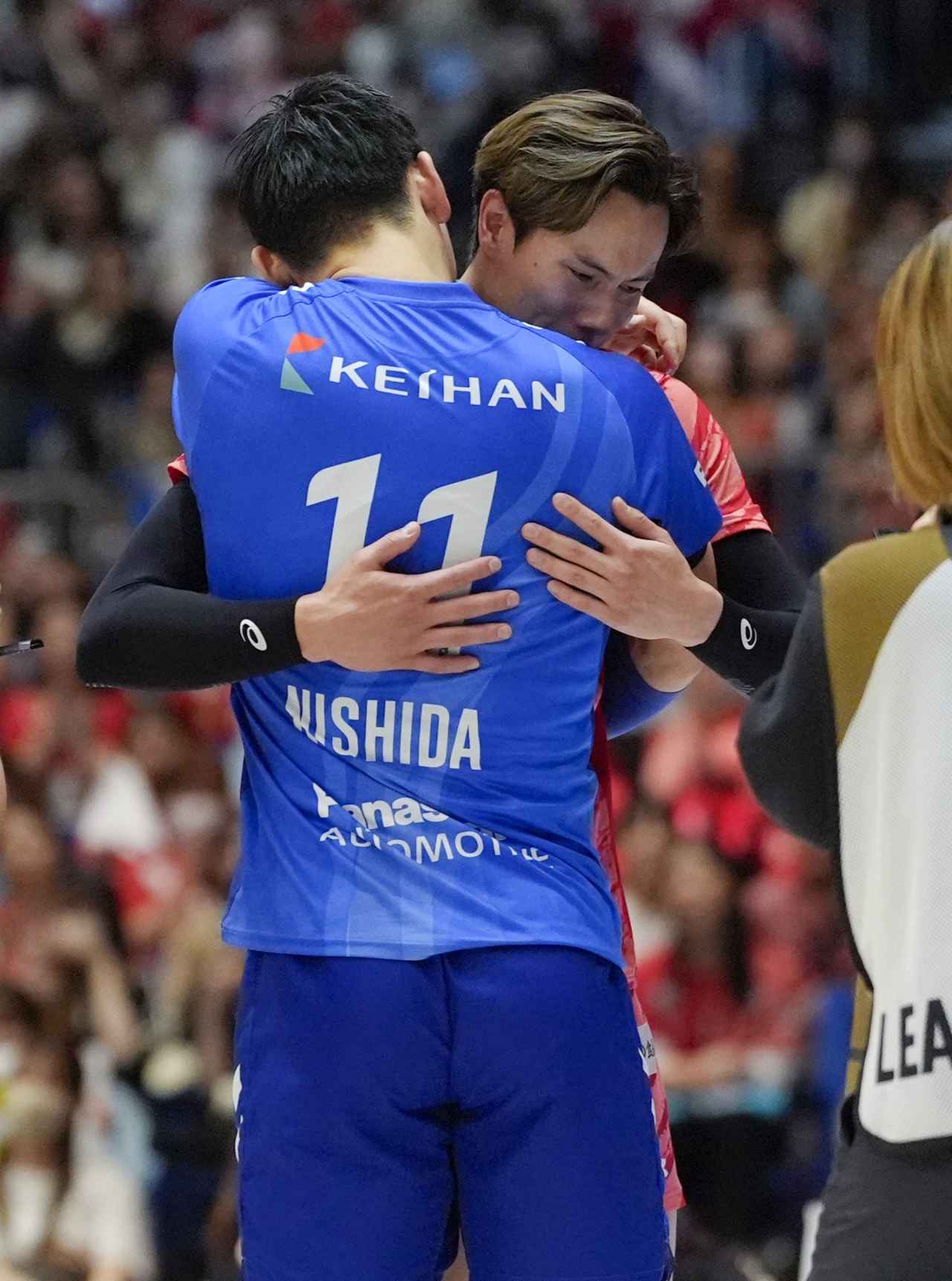 画像: 西田と高橋藍 バレーSVリーグ男子決勝 試合後、大阪B・西田(手前)と抱き合うサントリー・高橋藍=横浜アリーナ(共同)