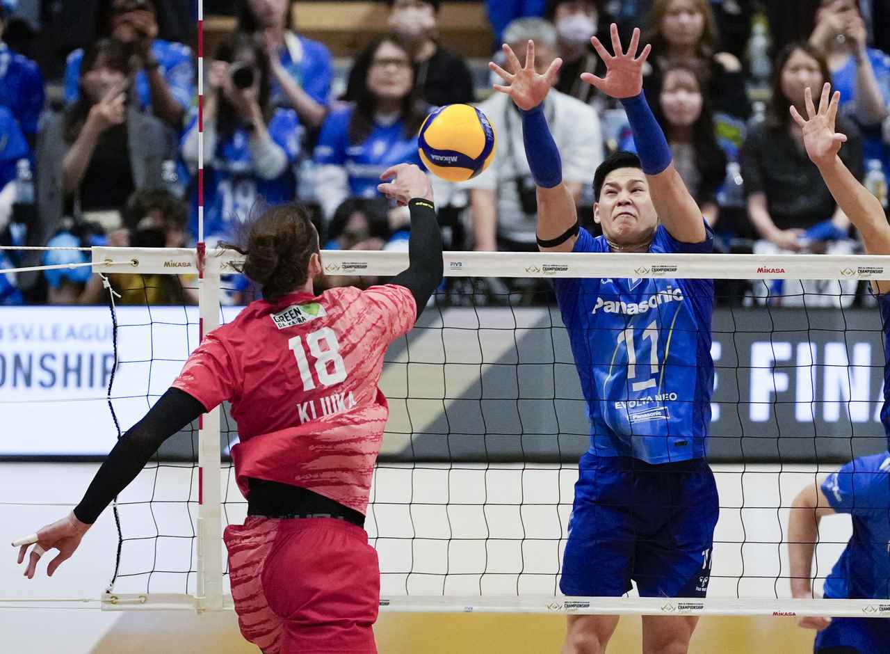 画像: 大阪B・西田がブロック バレーSVリーグ男子決勝 サントリー―大阪B 第1セット、ブロックする大阪B・西田=横浜アリーナ(共同)