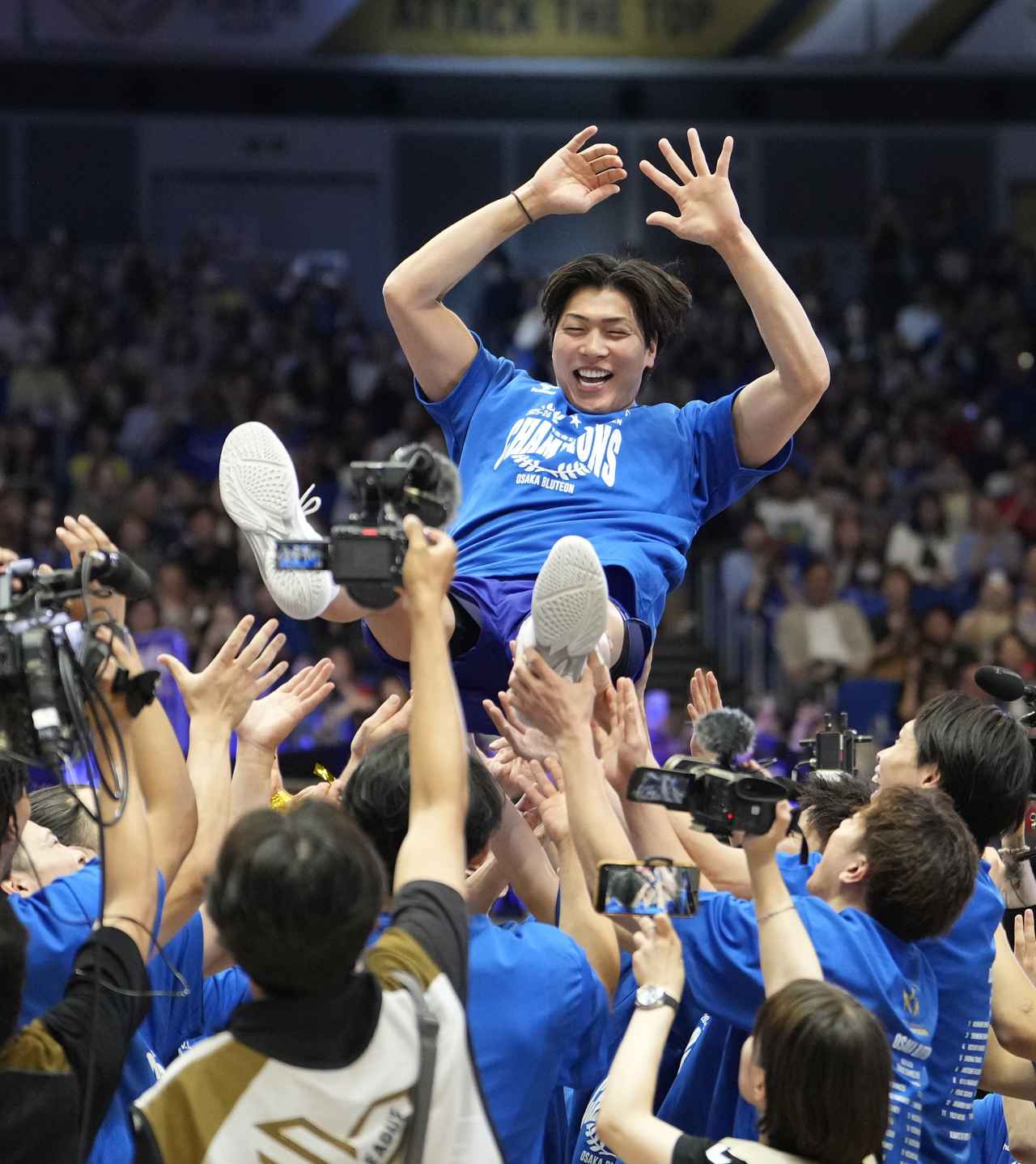 画像: 大阪B・清水が胴上げ バレーSVリーグ男子決勝 優勝を決め、胴上げされる大阪B・清水=横浜アリーナ(共同)