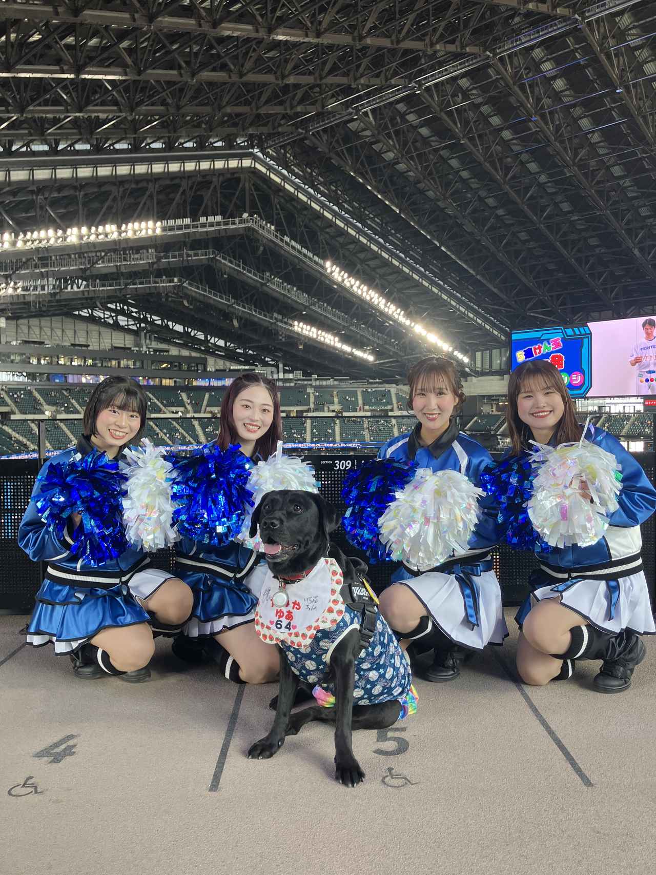 画像: 北海道日本ハムファイターズの「ワンだふるフェスティバル2026 Supported by ユニ・チャーム」で、ファイターズガールと記念ショット　©H.N.F.