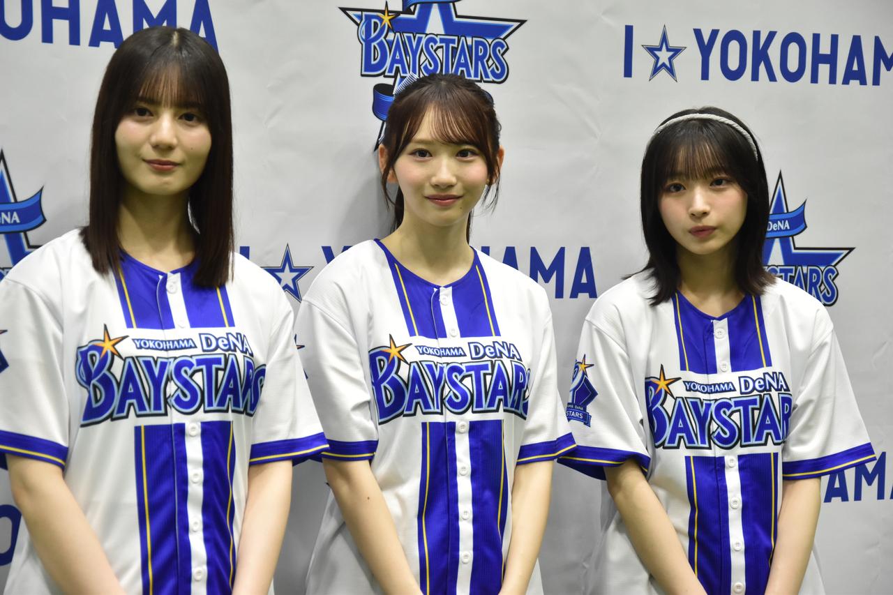 画像: 囲み取材に登場した（左から）小坂菜緒、藤嶌果歩、大野愛実