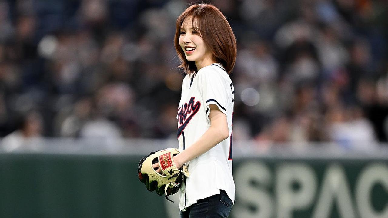 画像: 「ベースボールシャツ姿かわいすぎる！」Red Velvetウェンディが東京ドームに登場、WBC始球式を務めて“勝利の女神”に