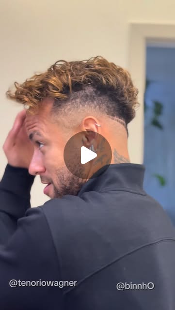 画像: Wagner Tenorio on Instagram: "“El Señor es mi luz y mi salvación; ¿de quién temeré?” — Salmo 27:1  Ya son casi 13 años del Protocolo TenórioWagner junto a nuestro fenómeno @neymarjr ✨  Han sido años de evolución, de cambios de look, de grandes momentos y de mucha confianza. Pero por encima de todo, han sido años de trabajo realizado con seriedad, profesionalismo y pasión por cada detalle.  Porque un gran cabello no es solo una cuestión de imagen. Detrás hay cuidado, salud capilar, tratamientos internos y externos, diagnóstico, seguimiento y un protocolo pensado para mantener el cabello fuerte, sano y preparado para los retos más importantes. Una vez más, todo está listo para el Mundial. ⚽  Que Dios te proteja en cada paso, te dé fortaleza en los momentos difíciles y multiplique tu talento dentro y fuera del campo.  Brasil sueña contigo, y millones de personas estarán apoyando cada jugada.  Que venga el HEXA.  “El Señor guardará tu salida y tu entrada desde ahora y para siempre.” — Salmo 121:8  Protocolo TenórioWagner™ Más que un corte, una historia de confianza, evolución y excelencia. ✨✂️ . . . . . . . . . . . #neymar #njr #futebol #copadomundo2026 #tendencia"