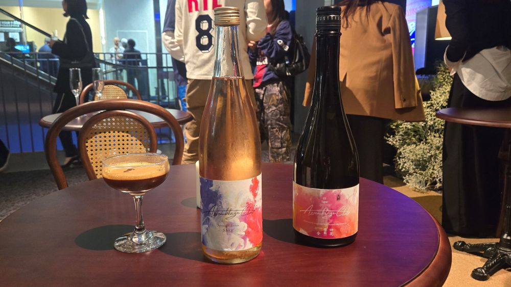 画像: 筆者撮影:Sake Worldが提供したオリジナル日本酒「Assemblage Club」の特別仕様(中)でつくられた特製カクテル(左)右はAssemblage Club「Taro´」