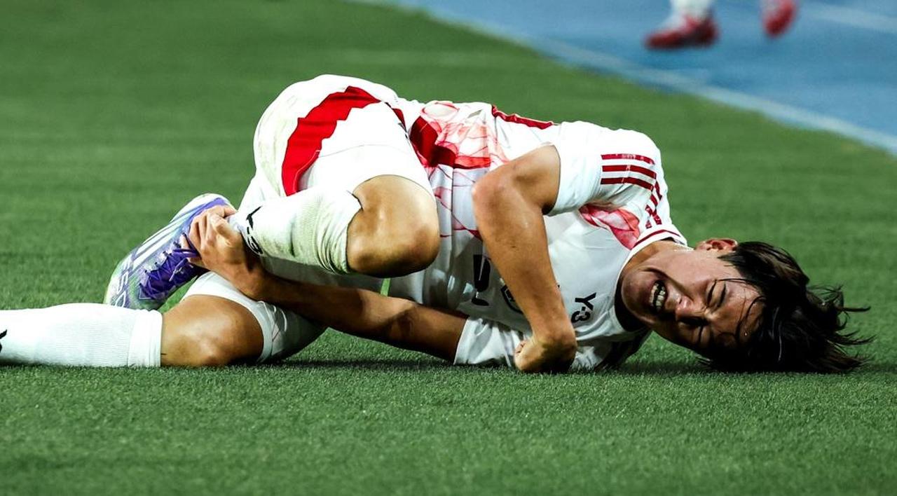 画像: 18歳日本代表佐藤龍之介、中国選手が危険タックル…「日本が怒るもの当然！中国のギャングサッカーに驚き」と韓国紙 - Qoly-Sports＆the Style