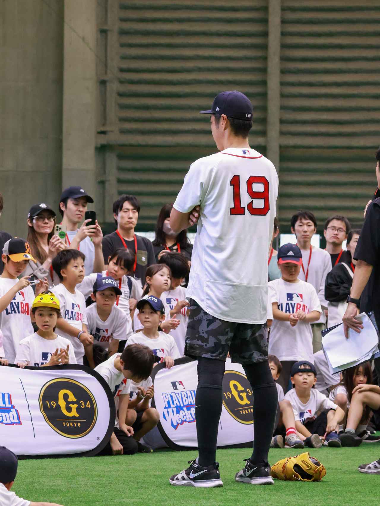 画像: (C)RUNA NAITO ゲストの上原浩治氏が登場すると歓声と拍手に包まれる、子供達を見守るご両親はスマートフォンを手に取りつつ、お子さんと上原氏の“共演”を見守った。
