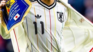 「日本のシャツ着てるの嬉しすぎる」「なんで着てるの？」元ドイツ代表FW、W杯で“日本代表グッズ”を着用して話題に！