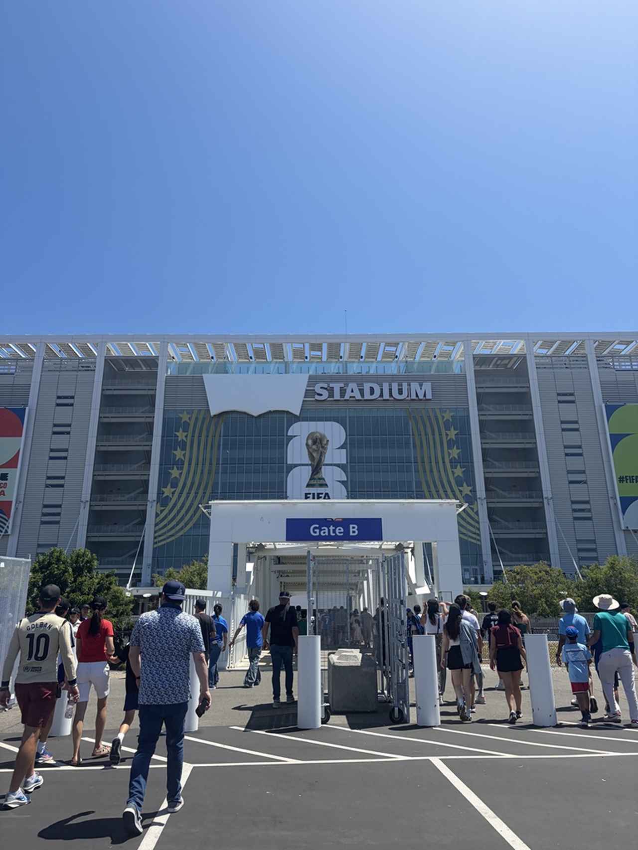 画像1: サッカーW杯スタジアムで話題のリーバイス、日本の店舗でも特別演出！ブランド名が次々隠され“あのロゴ”に