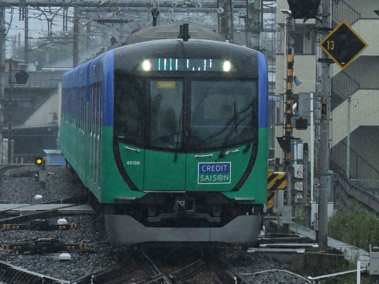 画像: （C）JUN.S　飯能駅に入線する「SAMURAI BLUE トレイン by SAISON」