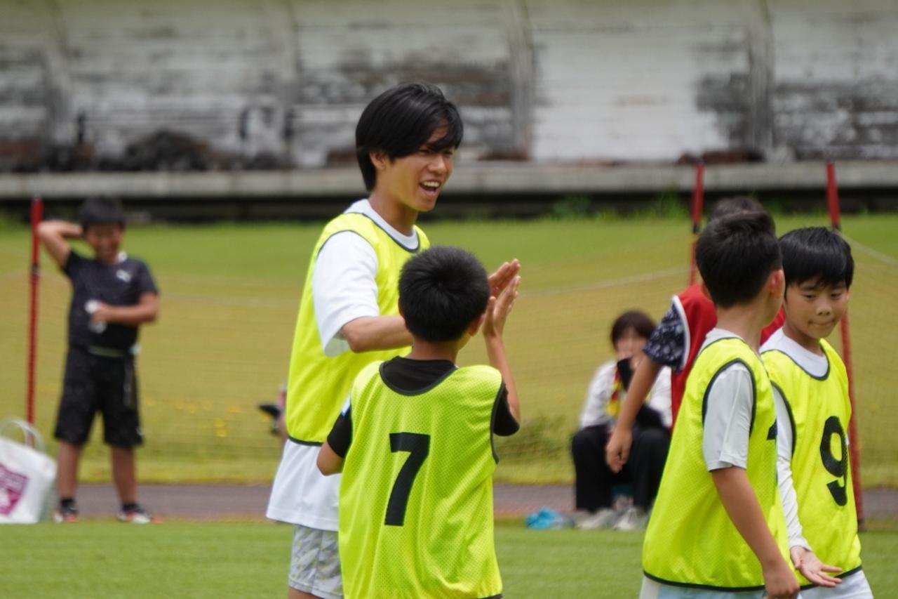 画像: 福田は齋藤、稲見の呼びかけに集まったJリーガーの一人。笑顔で子どもたちとサッカーを楽しむ姿が印象的（写真：白谷遼）