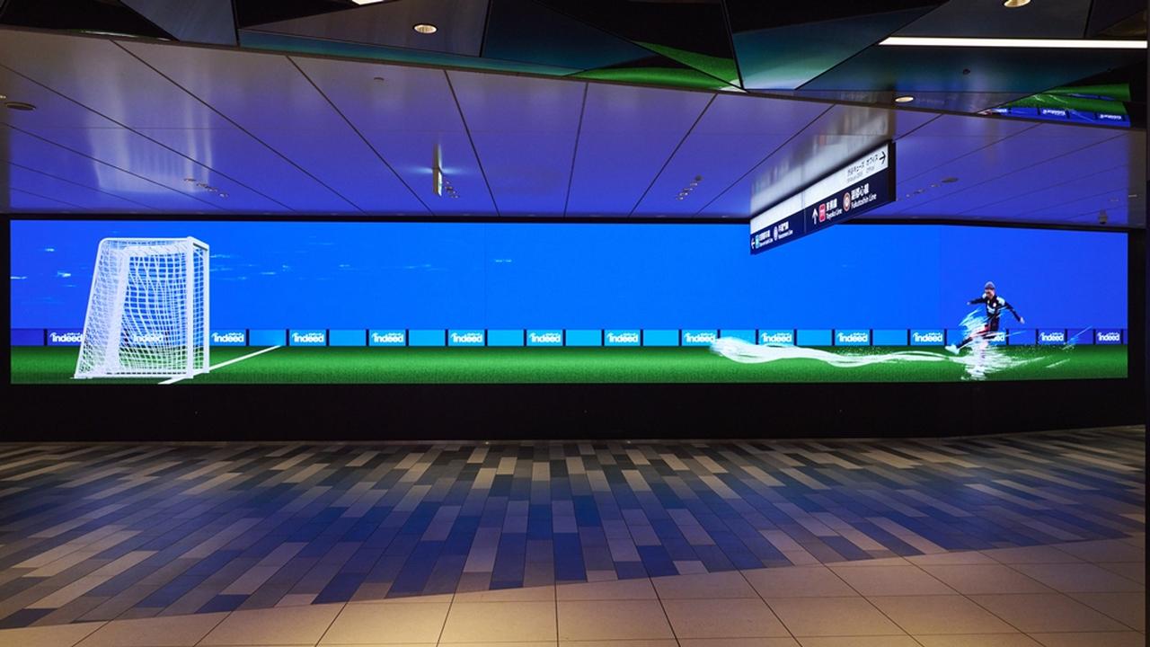 画像: 日本代表MF堂安律のシュートスピードを体感！渋谷駅の「巨大サイネージ」がすごい…ハチ公前や梅田駅にも“ひとりじゃない”広告 - Qoly-Sports＆the Style