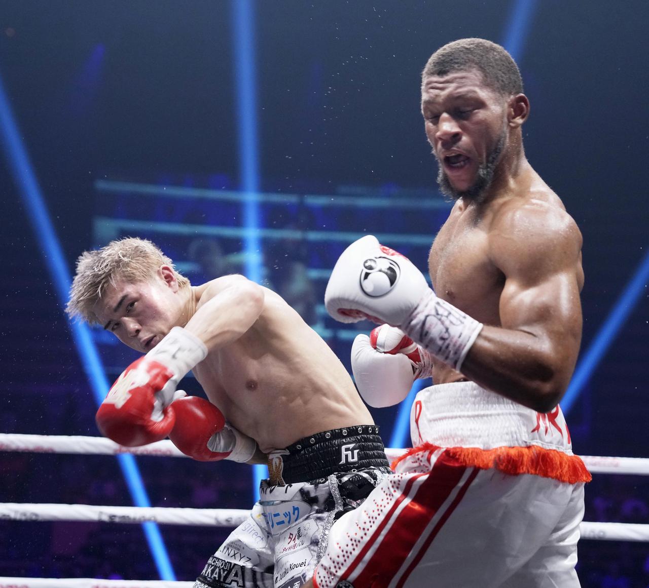 画像: 佐々木尽 WBOウェルター級戦 4回、ブライアン・ノーマン(右)を攻める佐々木尽=大田区総合体育館
