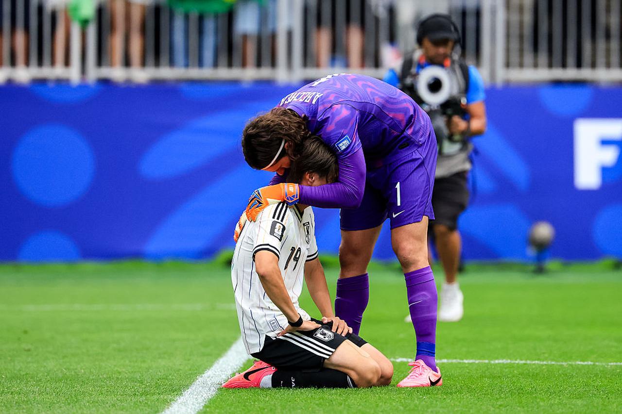 画像: 小川航基を慰めるアリソン (C)Getty Images