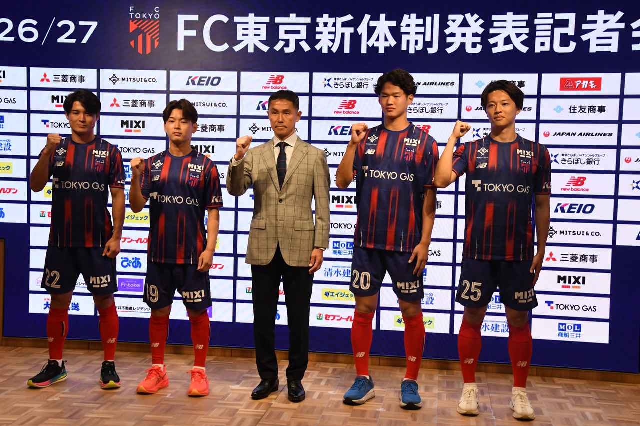 画像: (C)JUN.S 会見に臨む石原広教選手(DF)、本間至恩選手(MF)、松橋力蔵監督、永野修都選手(DF)、小湊絆選手(FW)