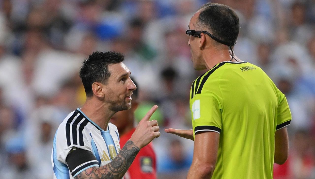 画像: 39歳メッシ、W杯準々決勝で年下の審判に怒る！「礼儀正しく話せ、無礼な態度をとるな」 - Qoly-Sports＆the Style