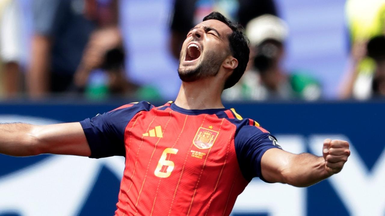 画像: W杯で必殺仕事人!スペイン代表メリノは『驚異の五刀流』!?「スーパースターなのに」と監督脱帽 - Qoly-Sports&the Style